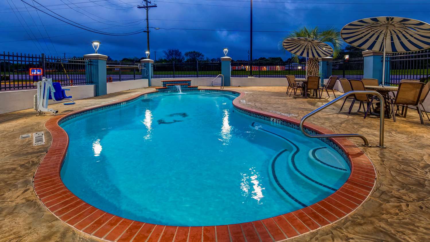 SURESTAY PLUS HOTEL BY BEST WESTERN ALVIN 22/36