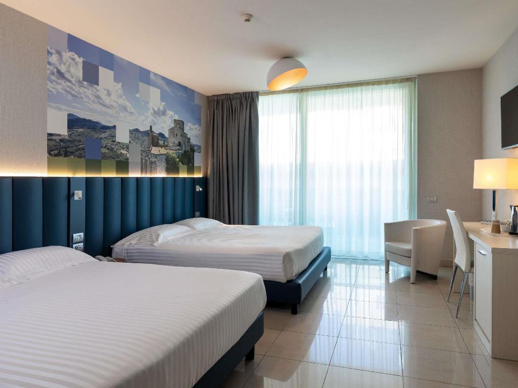 Superior, Double Bed, Lateral Side Sea View, Sofa, Balcony، MERCURE RIMINI ARTIS 4/9