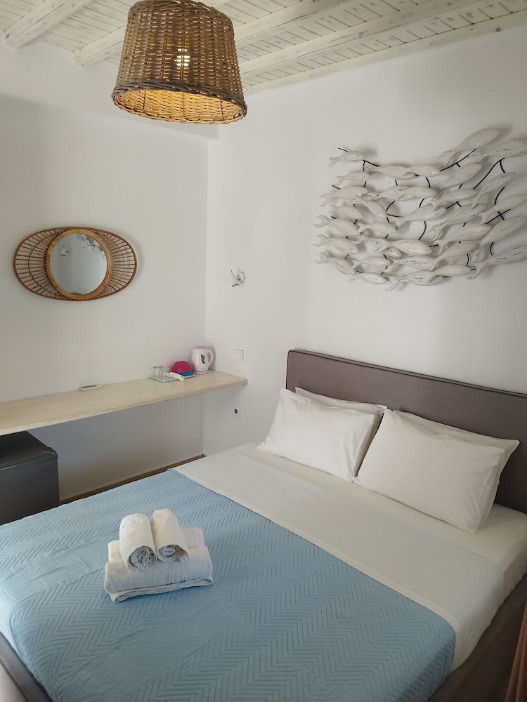 Nikos Rooms 18/50