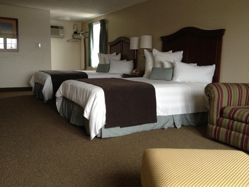 Holiday Hill Inn & Suites 19/61
