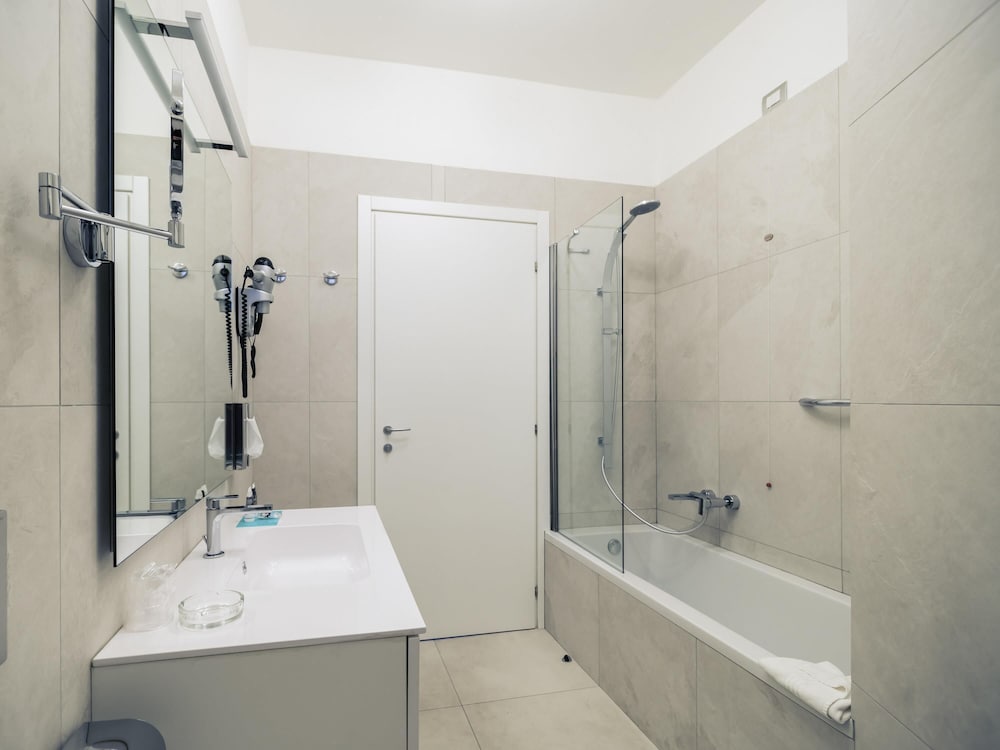 MERCURE MILANO SOLARI 73/75