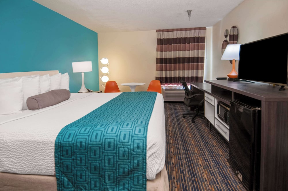 Howard Johnson by Wyndham Scott Lafayette 7/17