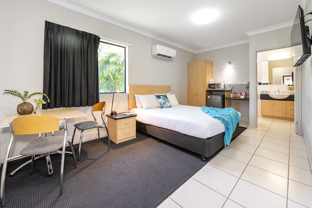 ROOM, QUEEN BED, BATHTUB