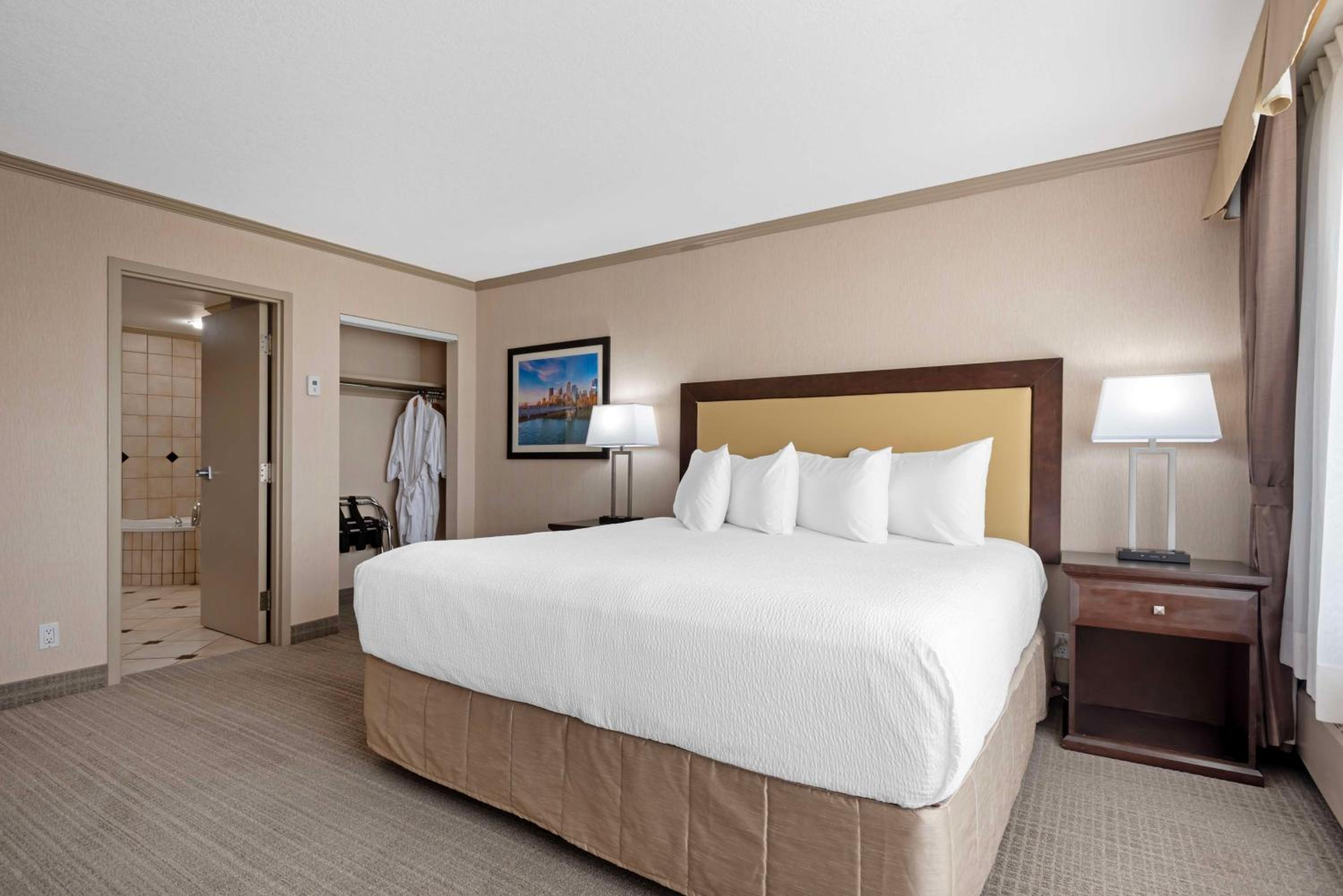 Suite, King Bed, Sofa, Hot Tub