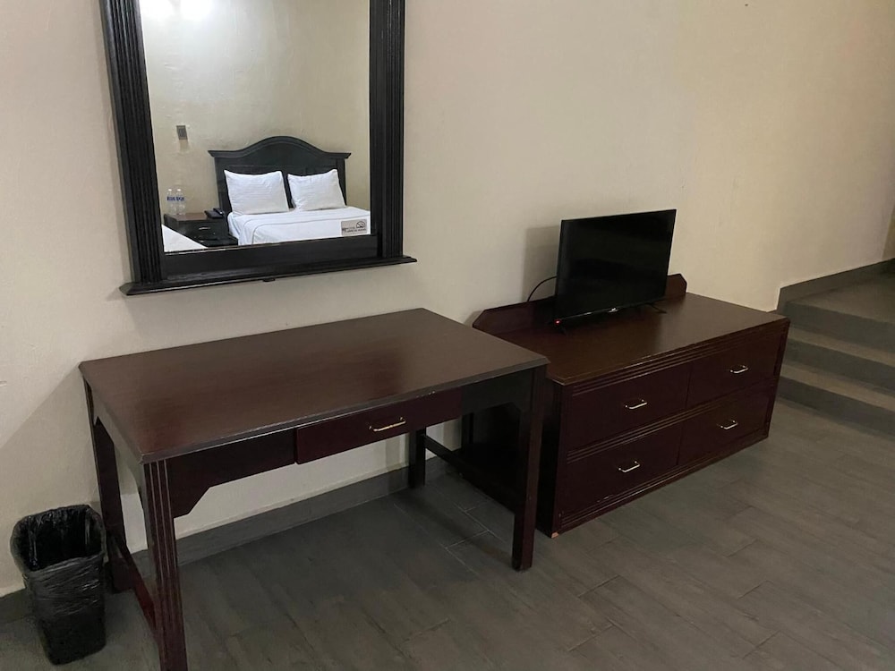 Hotel Plaza Del Arco 5/50