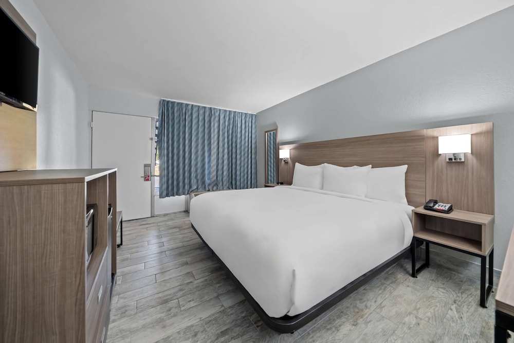 ROOM, KING BED, ACCESSIBLE