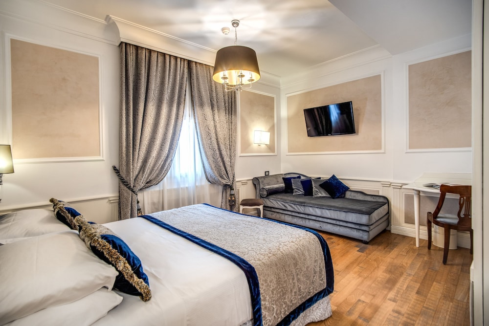 DELUXE, DOUBLE OR TWIN BED