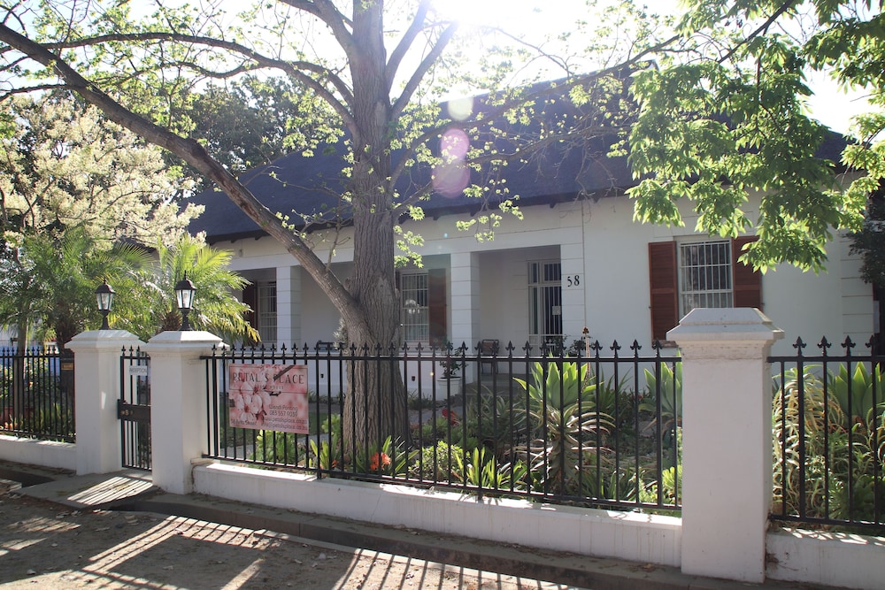 Petal's Place Guest House 2/39