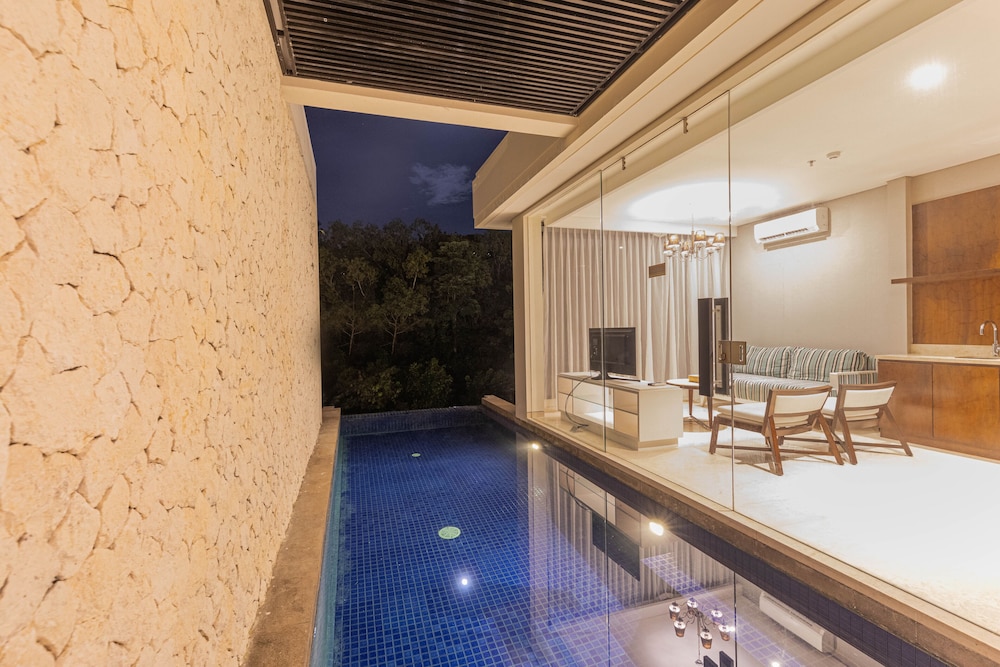 The Sterling Hotel & Villa's 29/57