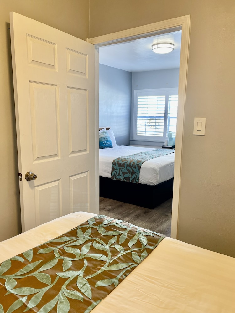 The Palomar Inn 35/61