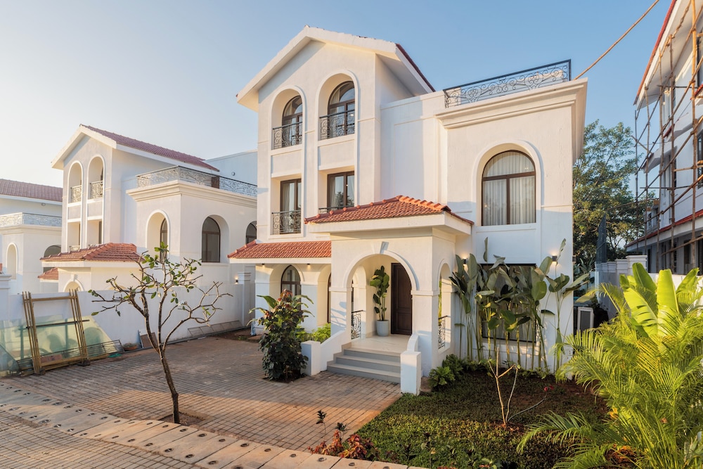 ELIVAAS Villa Paraiso 4 BHK with Pool and Bar 30/35