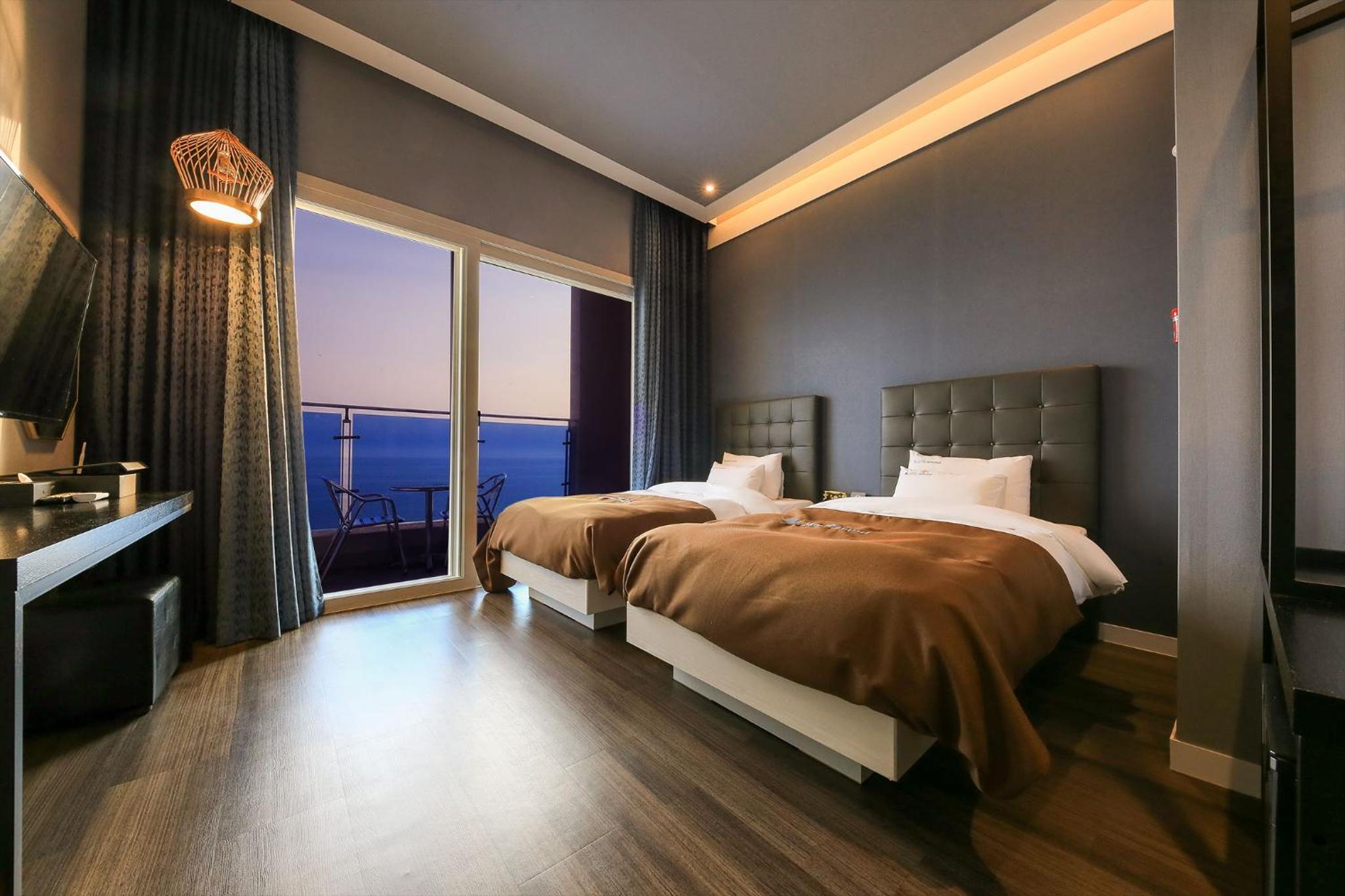 Superior, Twin Beds, 1 Double and 1 Single Bed, Ocean View