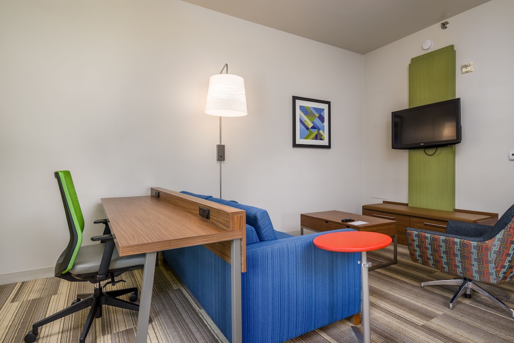 Holiday Inn Express Hotel And Suites Phoenix Airport 52/56