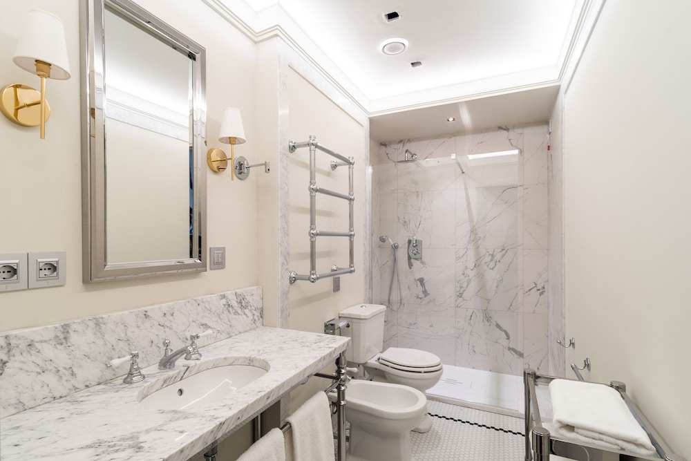 غرفة ديلوكس بسرير كينج بشرفة، Room Mate Gran Filippo, Rome Fontana di Trevi 6/7