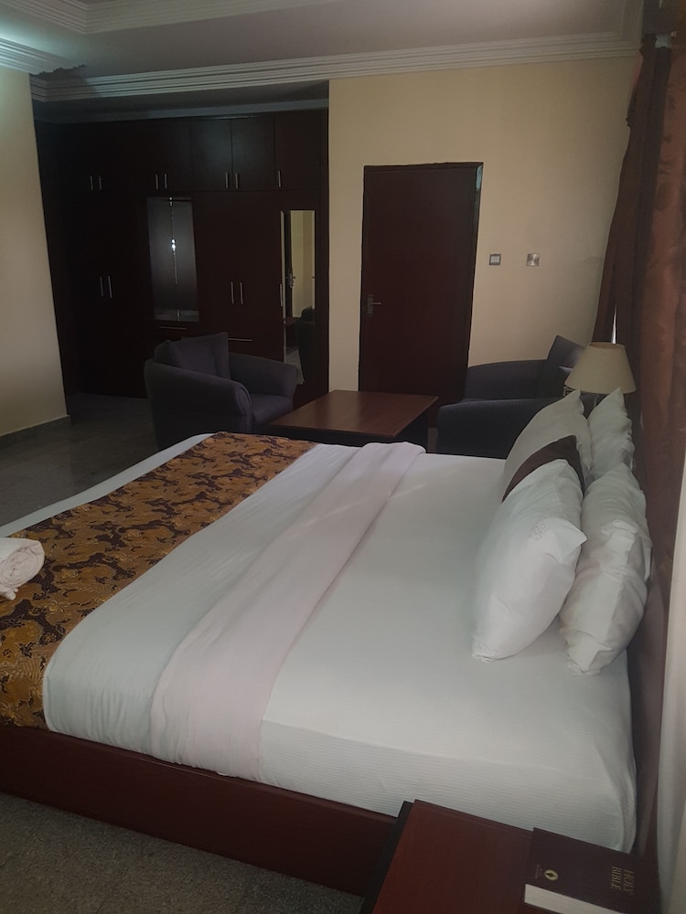 Zeina Suites Abuja 14/47
