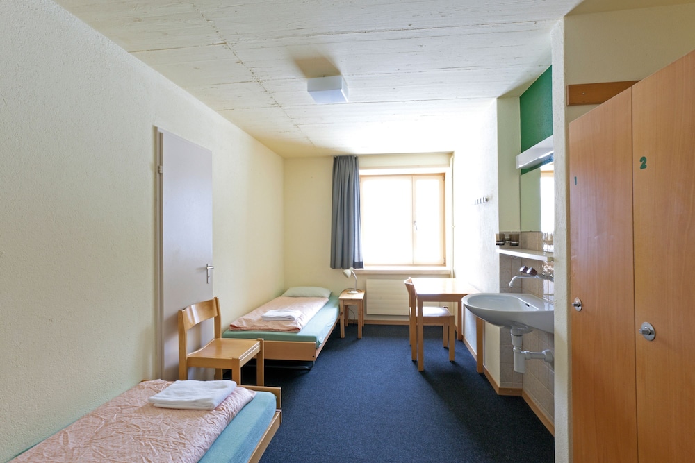 Youth Hostel 17/63