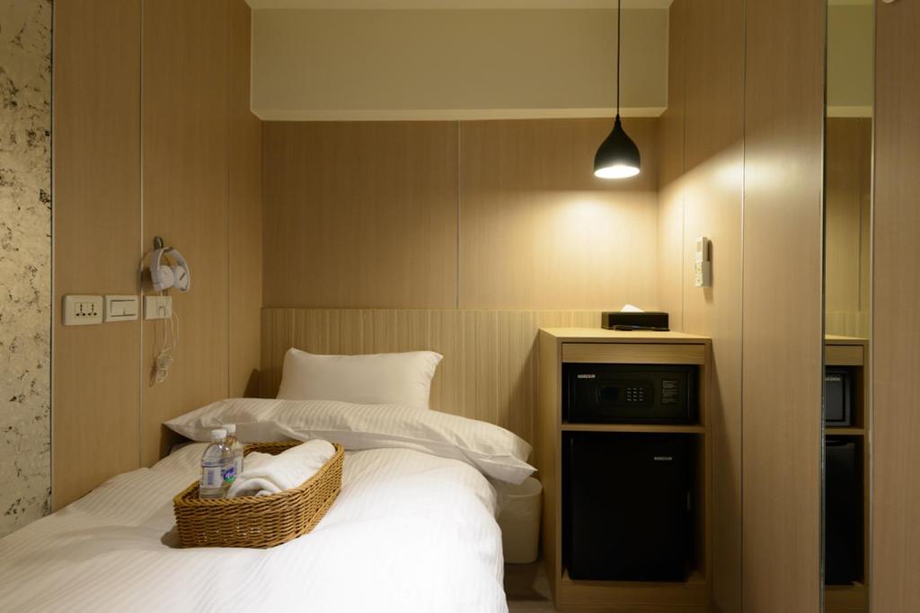 Female Dorm, Single, Shared Bathroom, No Window