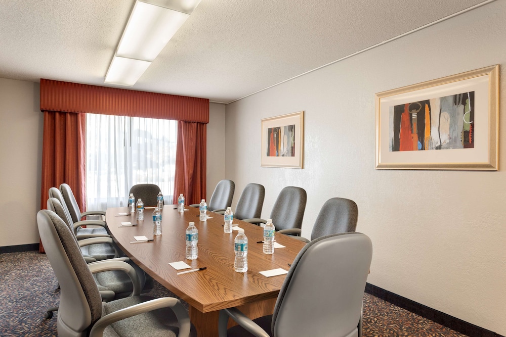 Country Inn and Suites by Radisson Coon Rapids MN 28/32