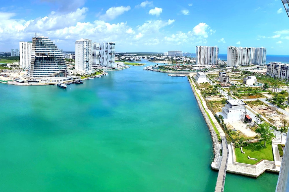 Renaissance Cancun Resort And Marina