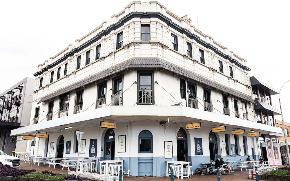 THE GRAND HOTEL 2/25