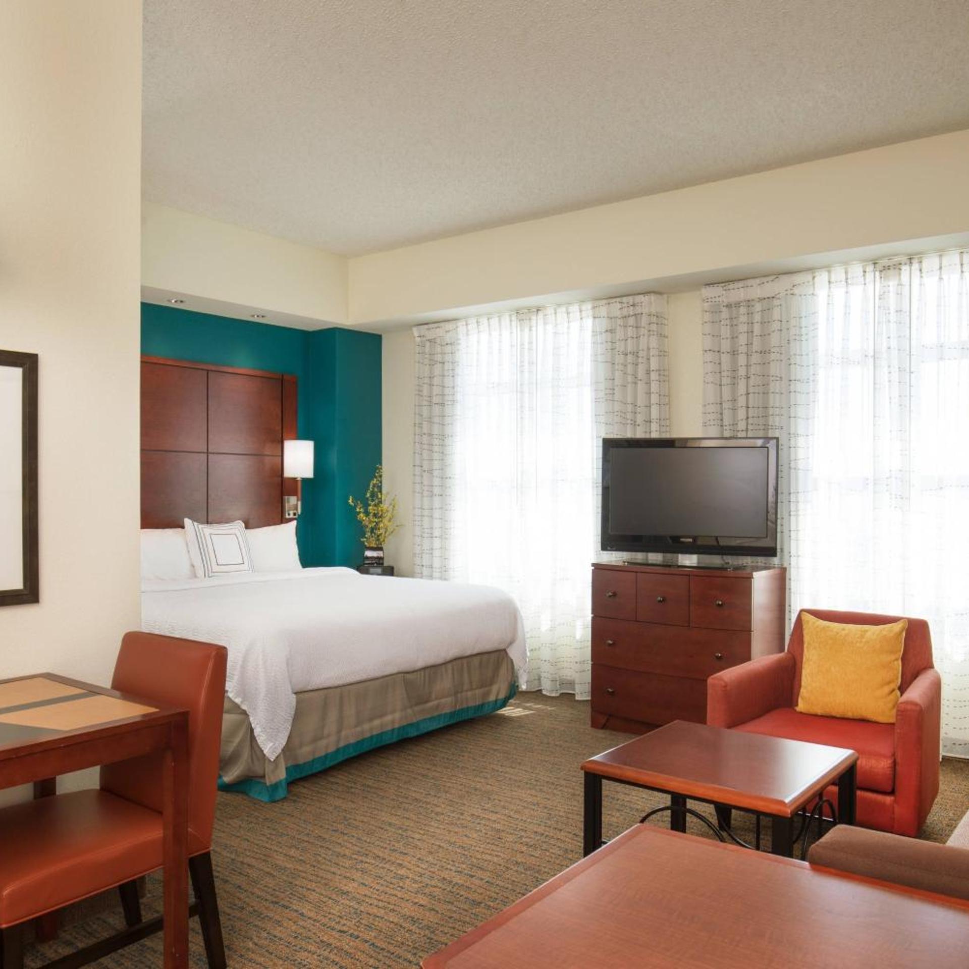 استوديو بسرير كينج مع أريكة بحوض استحمام لذوي الإعاقة، RESIDENCE INN BY MARRIOTT PORTLAND DOWNTOWN WATERFRONT 3/8