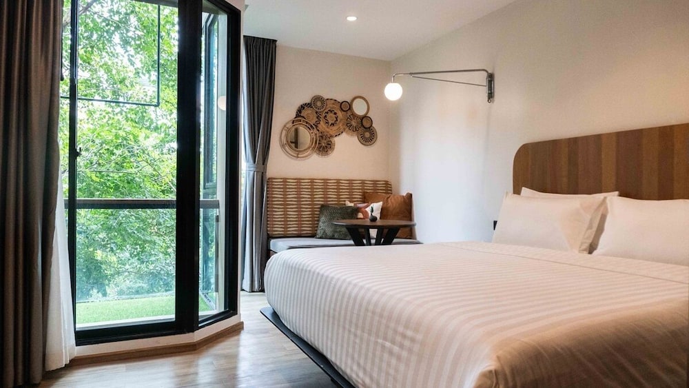 Basic, Studio, King Bed