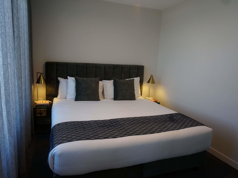 SUPERIOR, APARTMENT, KING BED