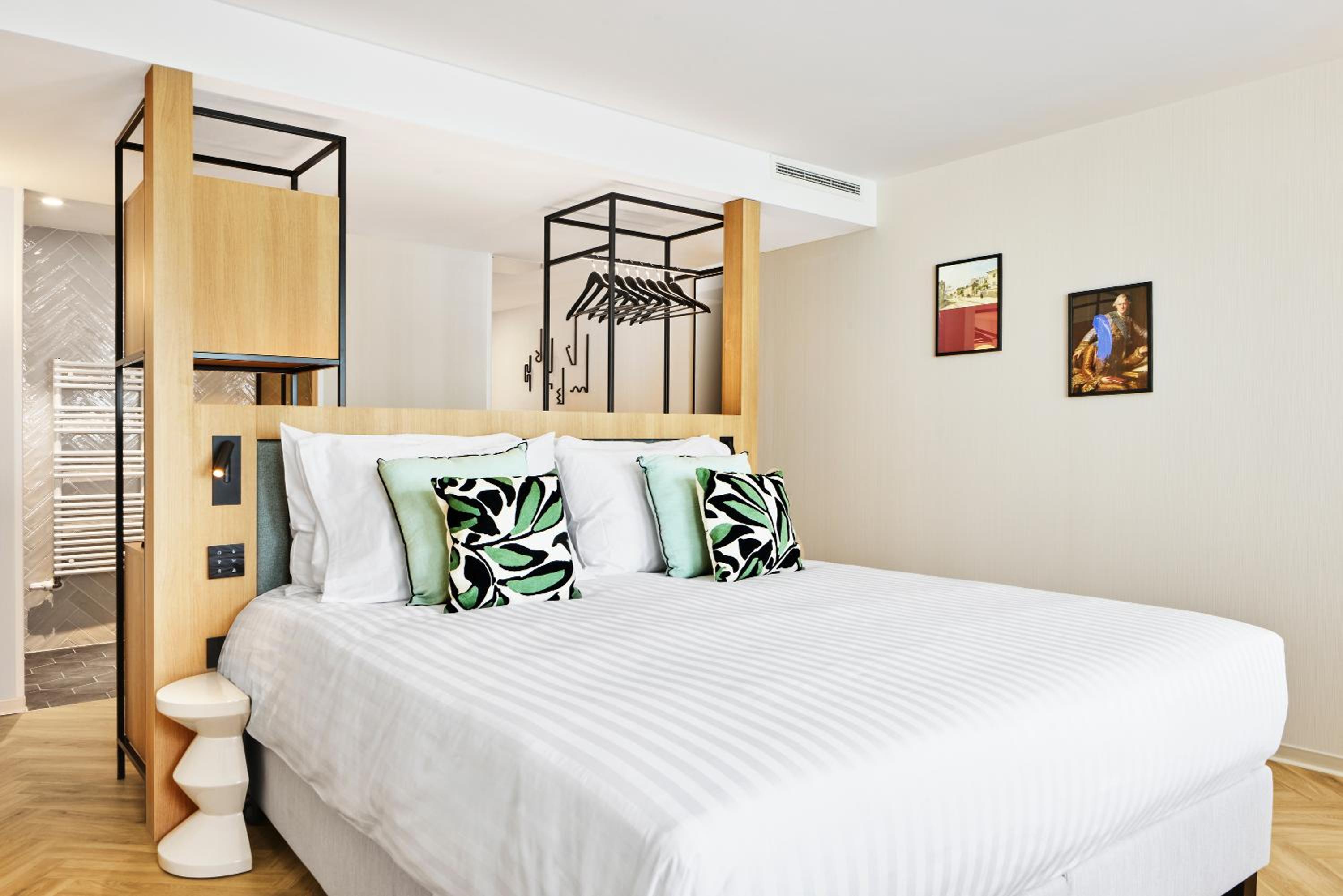 PREMIUM, DOUBLE OR TWIN BED