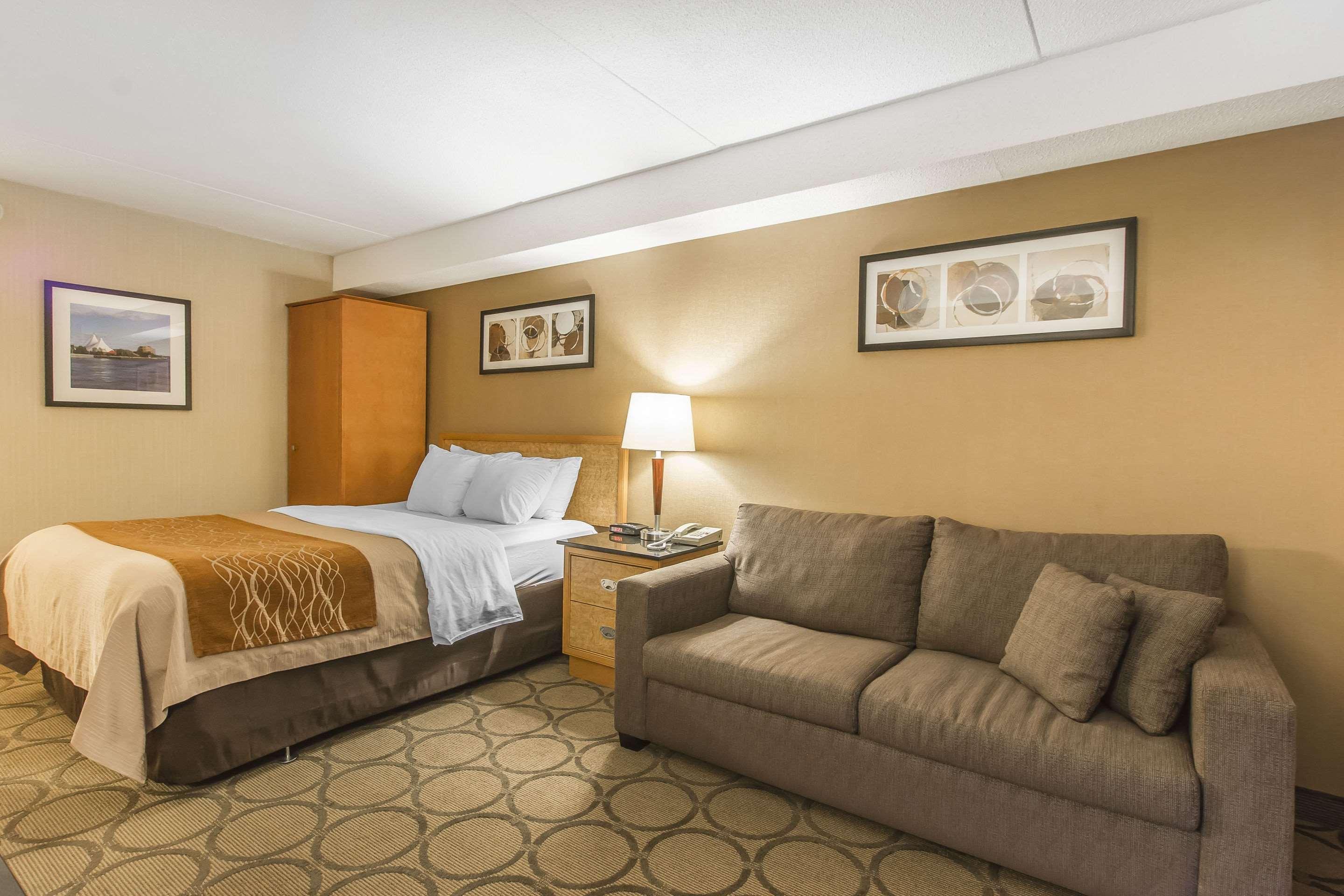 Room, King Bed, Comfort Inn Sault Ste Marie ON 8/10