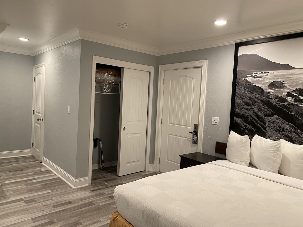 Super 8 By Wyndham Monterey/Carmel 32/48