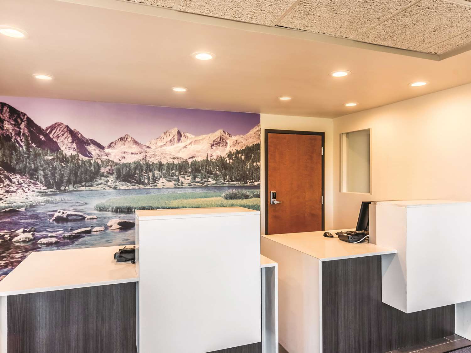 La Quinta Inn and Suites by Wyndham Colorado Springs North 5/18