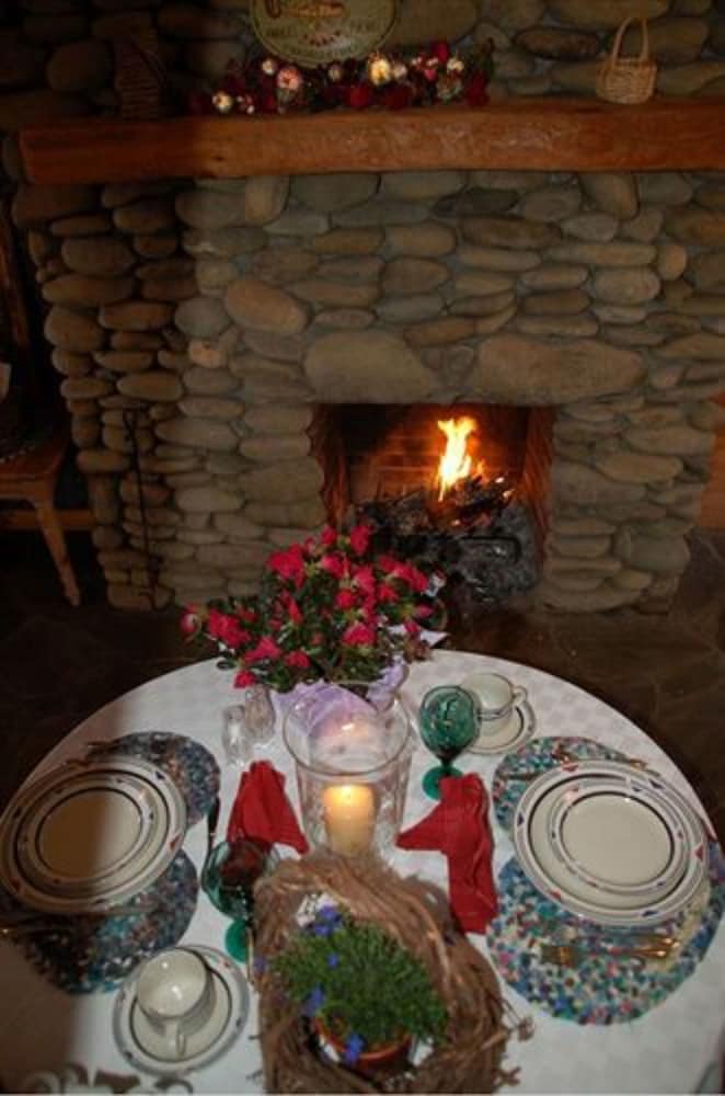 Evergreen Cottage Inn & Cabins 26/38