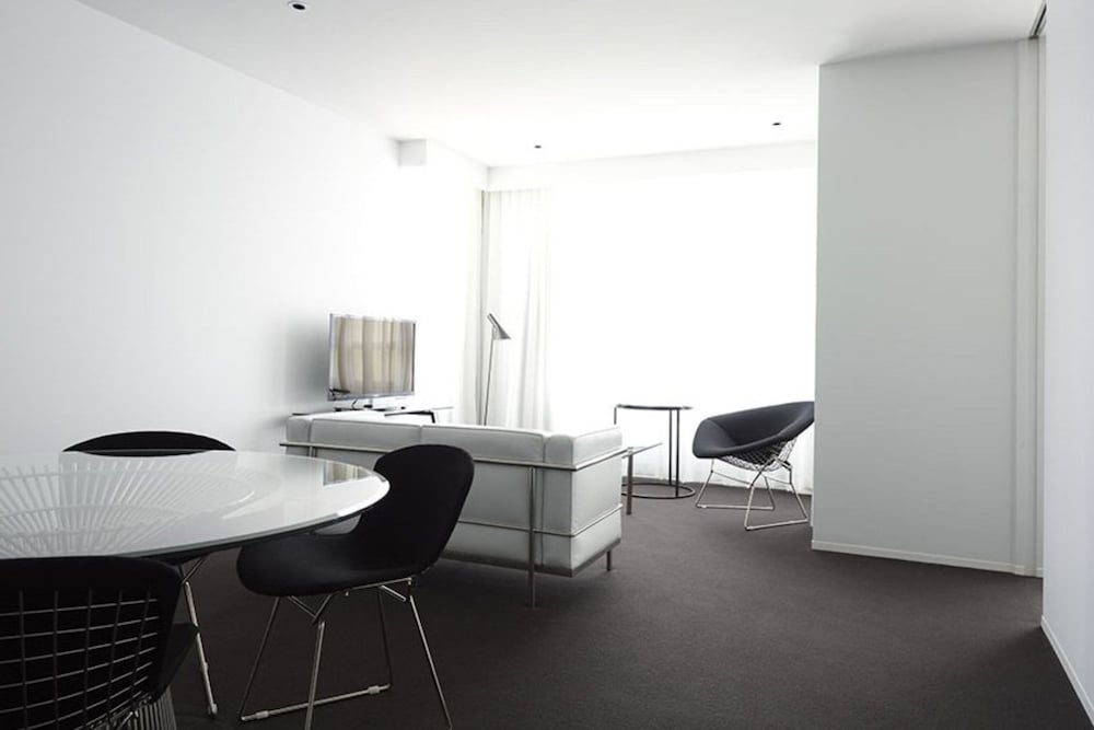 Burbury Hotel & Apartments 45/49