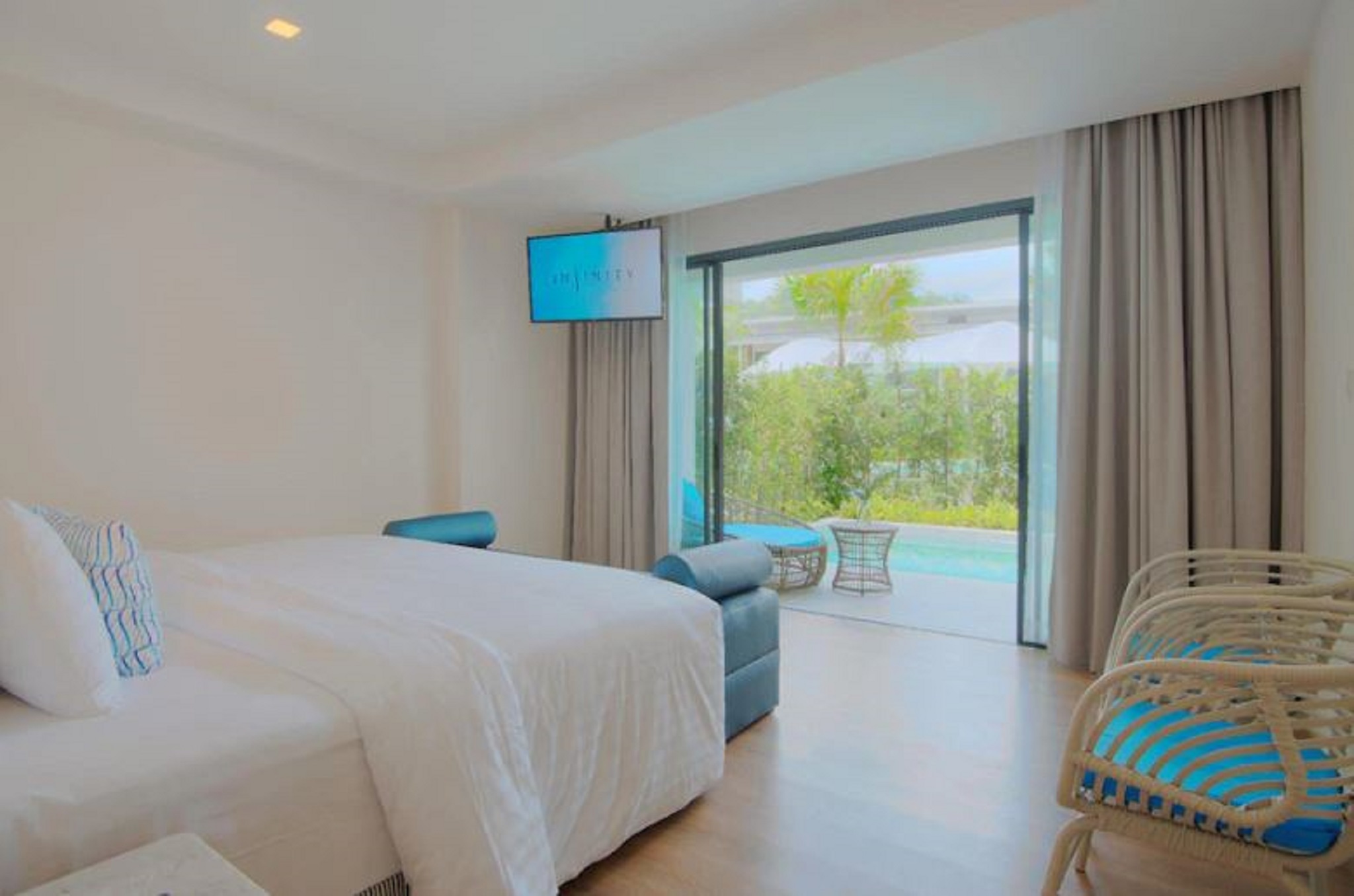 Studio, Pool Access