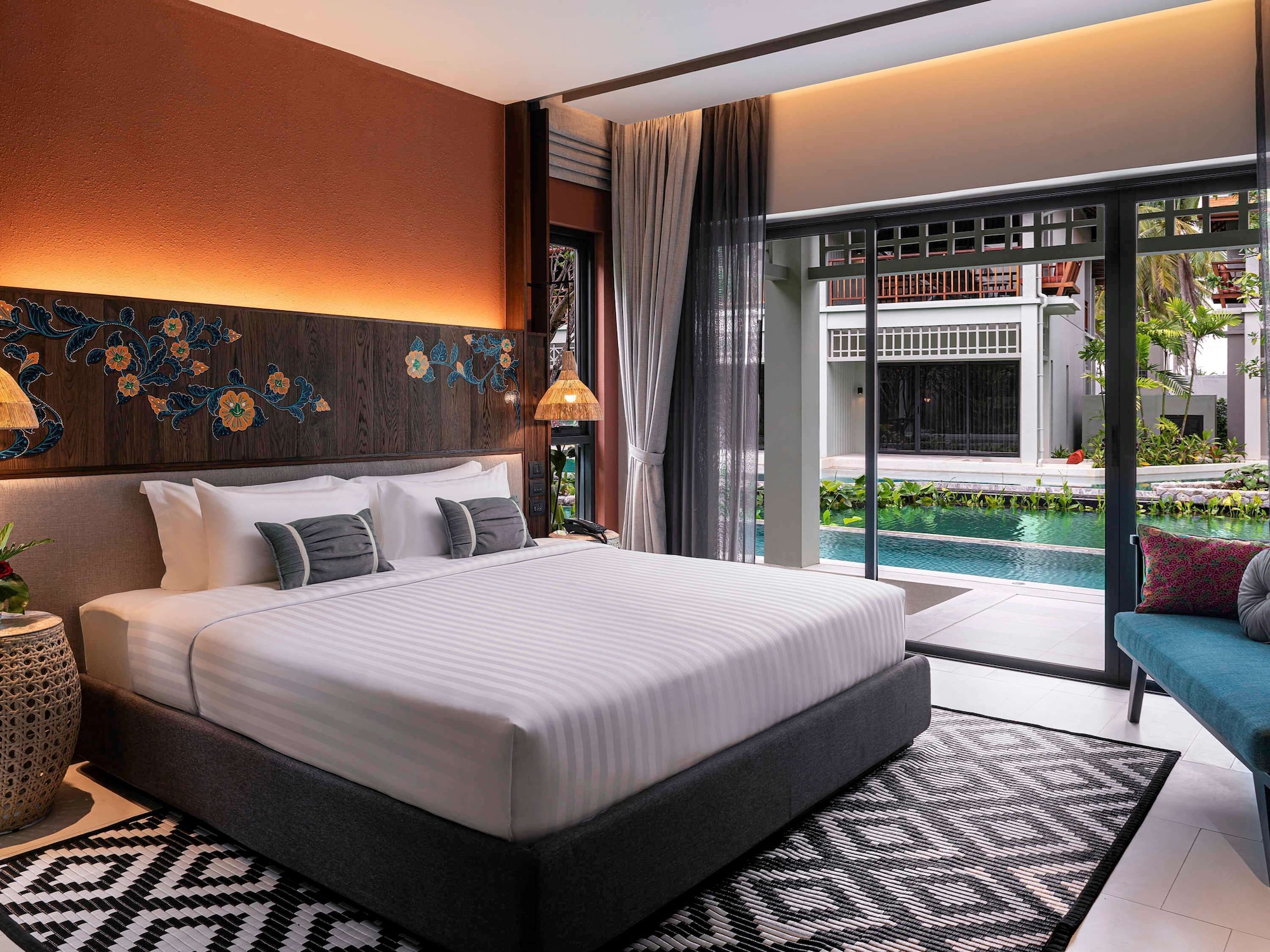 DELUXE, KING BED, POOL ACCESS