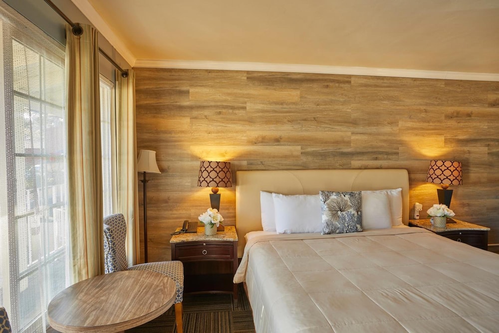 Inn By the Bay Monterey 23/56