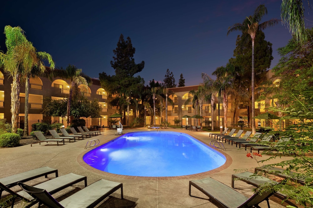 Embassy Suites by Hilton Phoenix Tempe 5/56