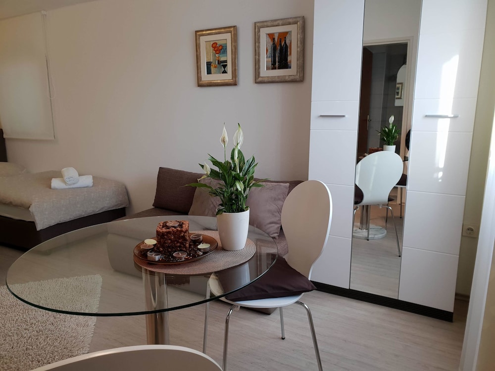 PETRA APARTMENTS 14/40