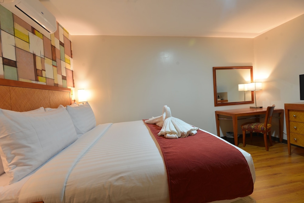 Royal Suites Condotel 8/18
