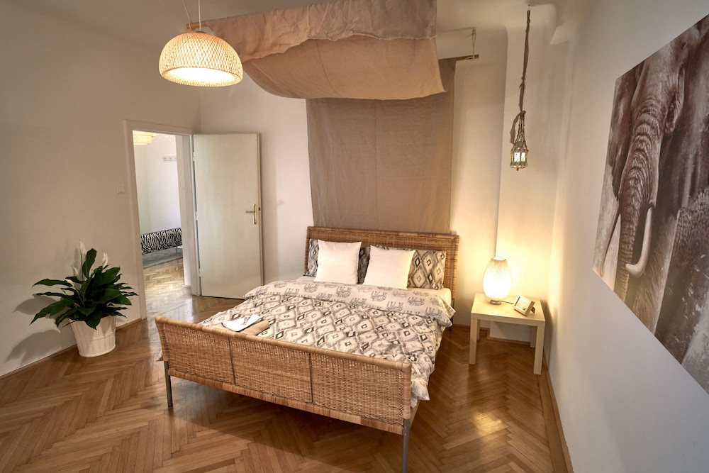 2 BEDROOMS, FAMILY, LODGE, APARTMENT, COURTYARD AREA