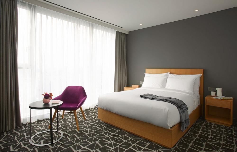 SUPERIOR, QUEEN BED