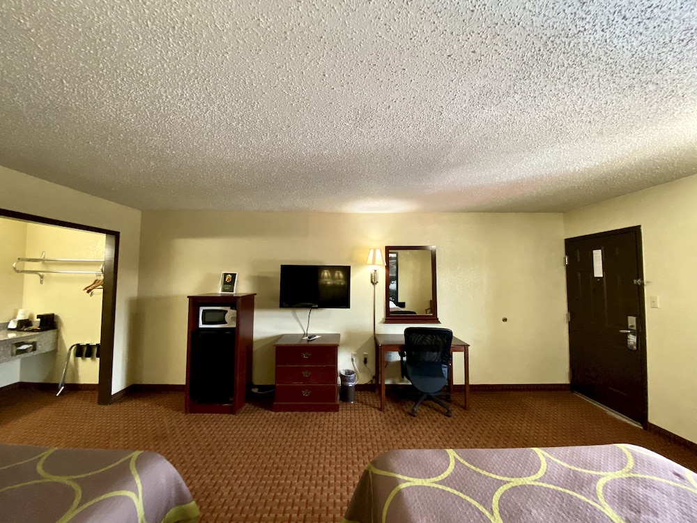 Super 8 By Wyndham Shawnee 35/48