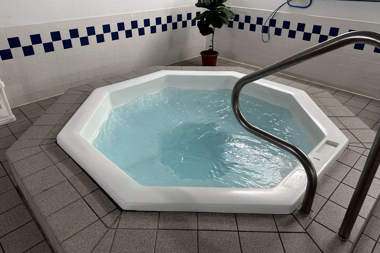 Quality Suites Near West Acres 13/15