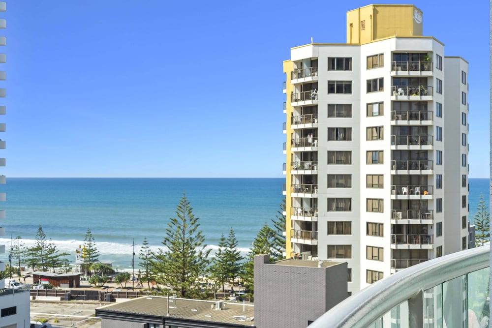 Mantra Legends Surfers Paradise 7/76