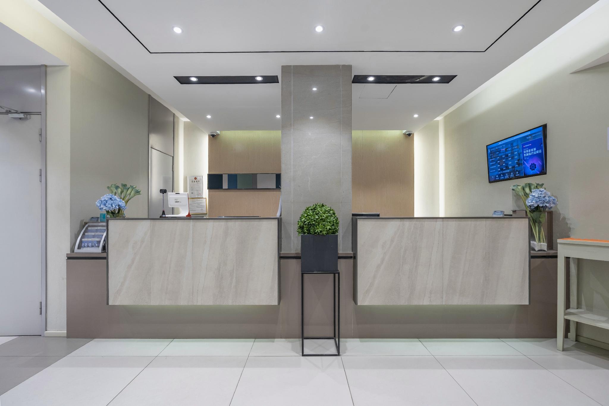 Home Inn Selected (South Square of Shanghai Railway Station) 24/63