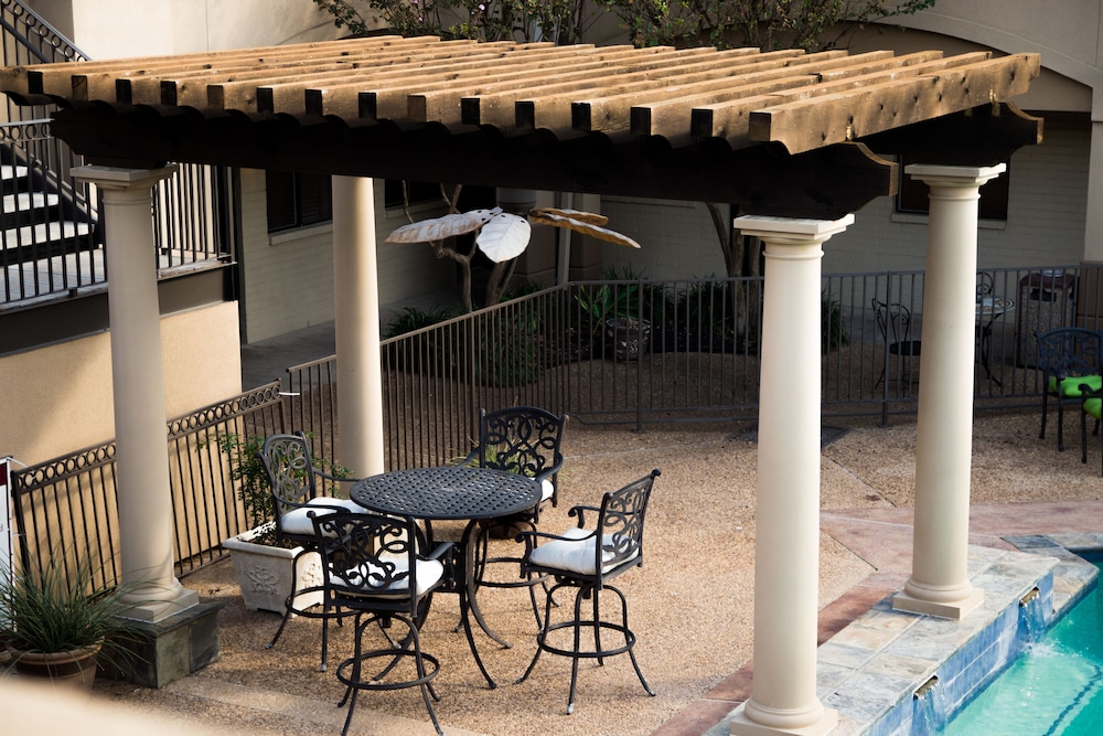 Vineyard Court Designer Suites Hotel 8/56