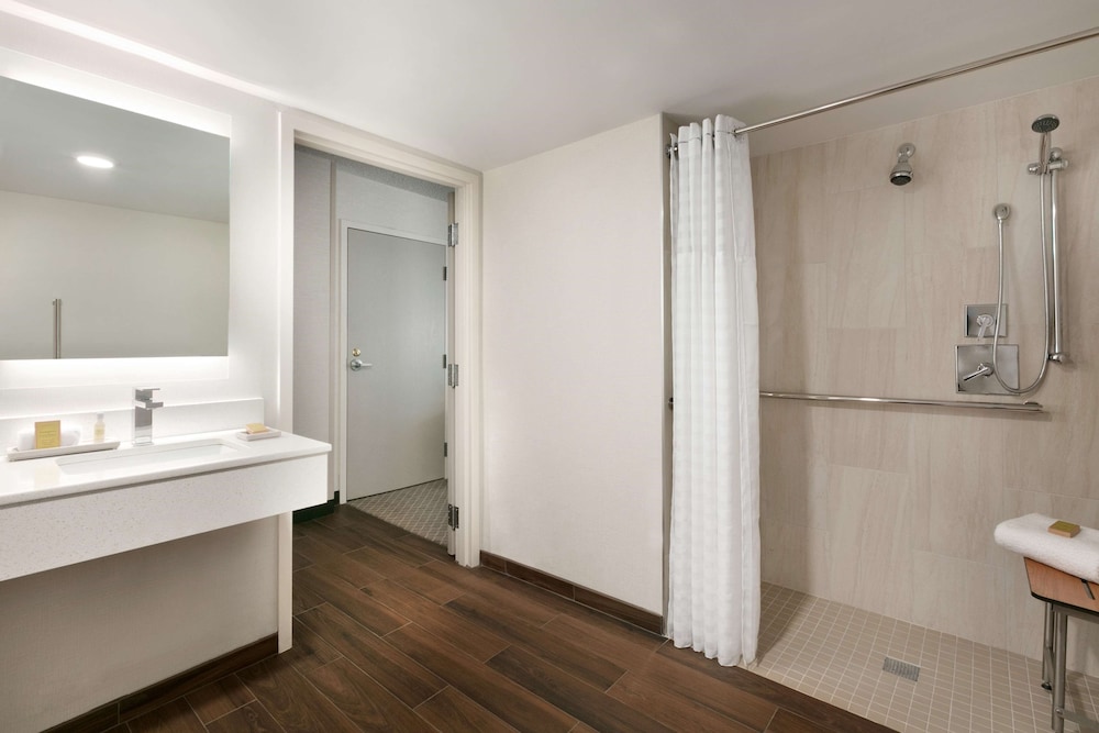 Doubletree By Hilton Mclean Tysons 14/71