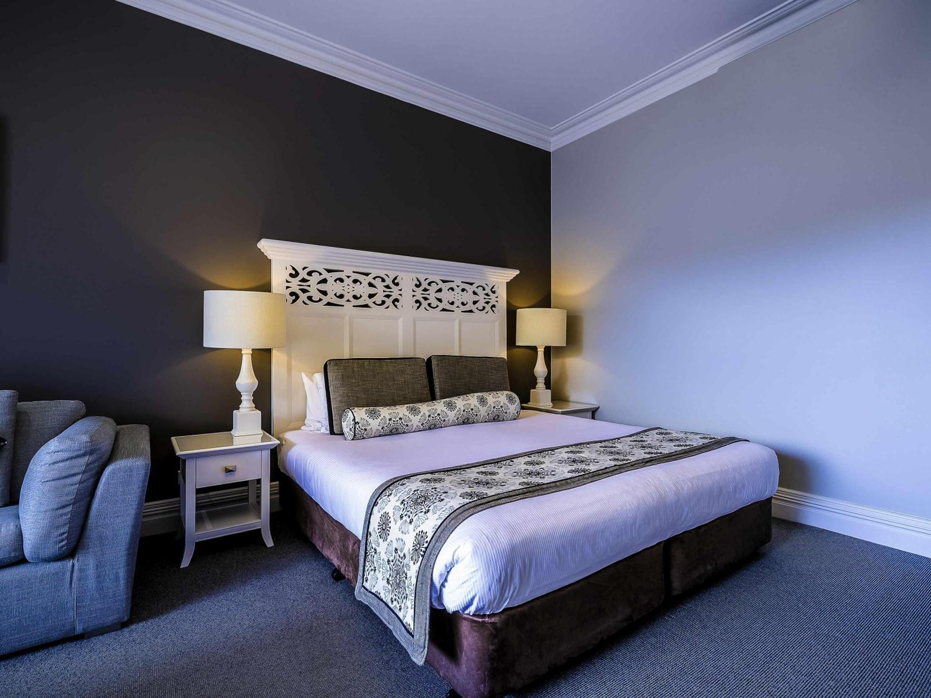 Suite, King Bed, Bathtub