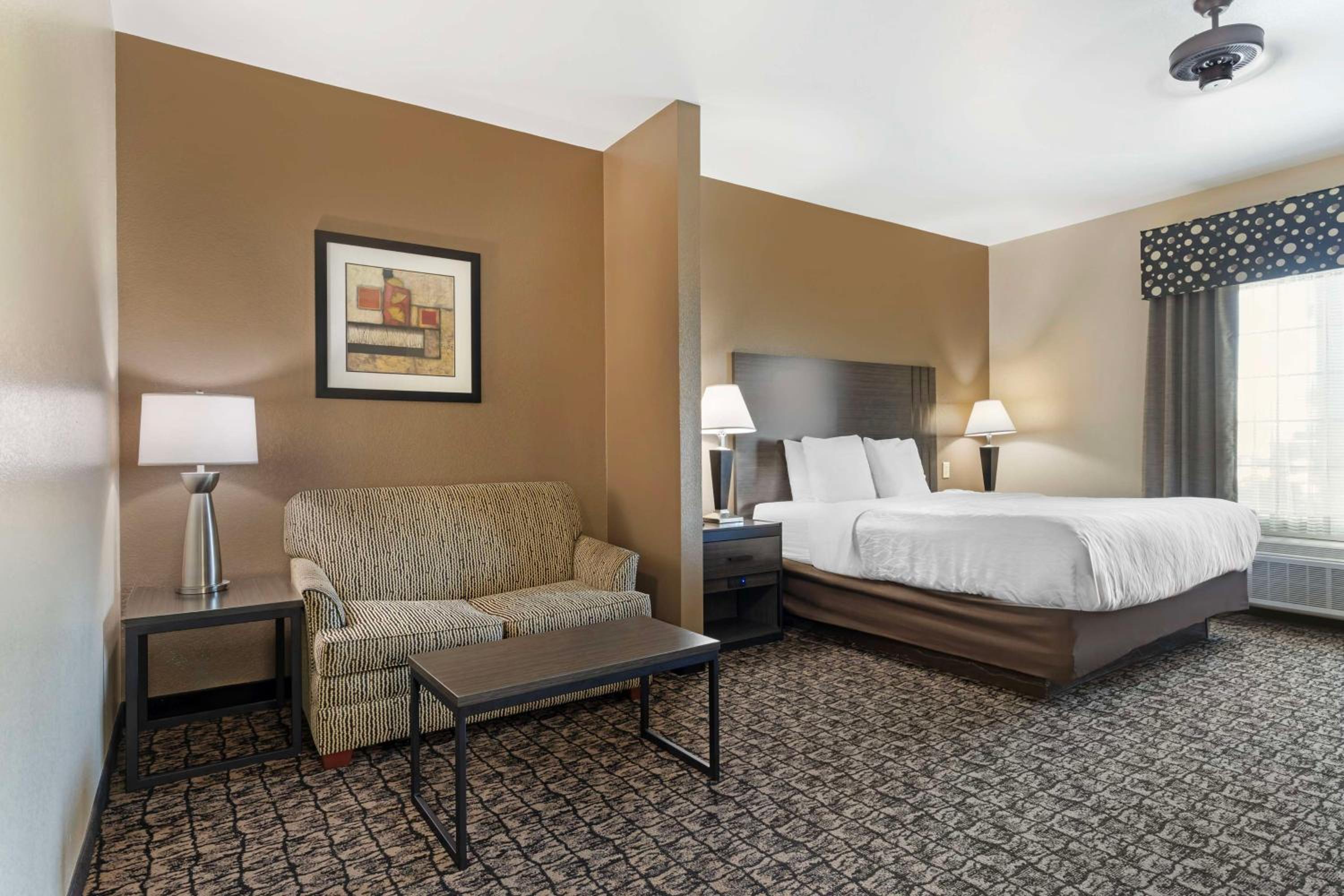 Suite, King Bed, Accessible
