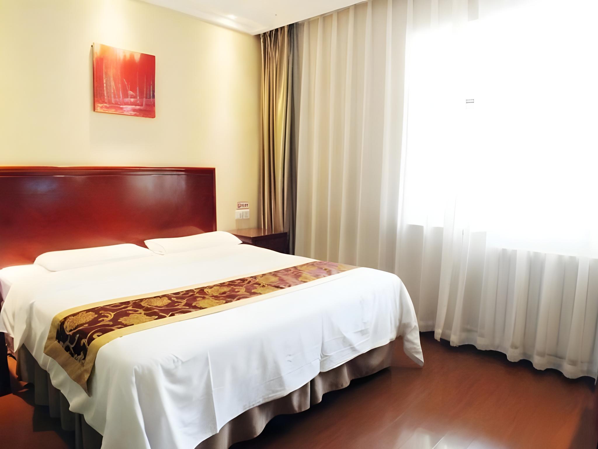 SUPERIOR, QUEEN BED